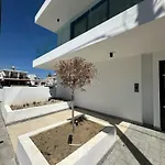 Solara - Stylish Balcony In Apartment Larnaka