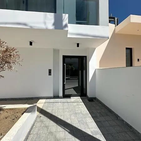 Solara - Stylish Balcony In 라르나카