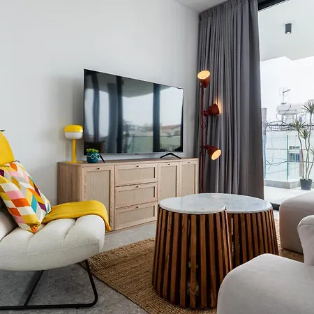 아파트 Solara - Stylish Balcony In 라르나카