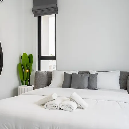 Solara - Stylish Balcony In 拉纳卡