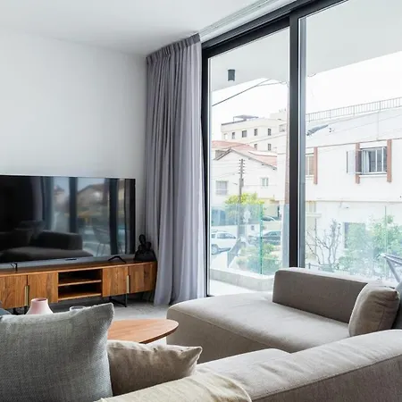 아파트 Solara - Stylish Balcony In 라르나카