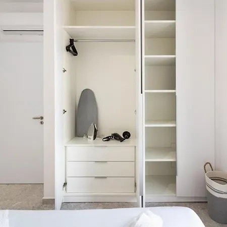 Solara - Stylish Balcony In 라르나카