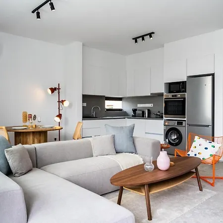 Solara - Stylish Balcony In * Ларнака