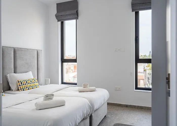 Solara - Stylish Balcony In לרנקה